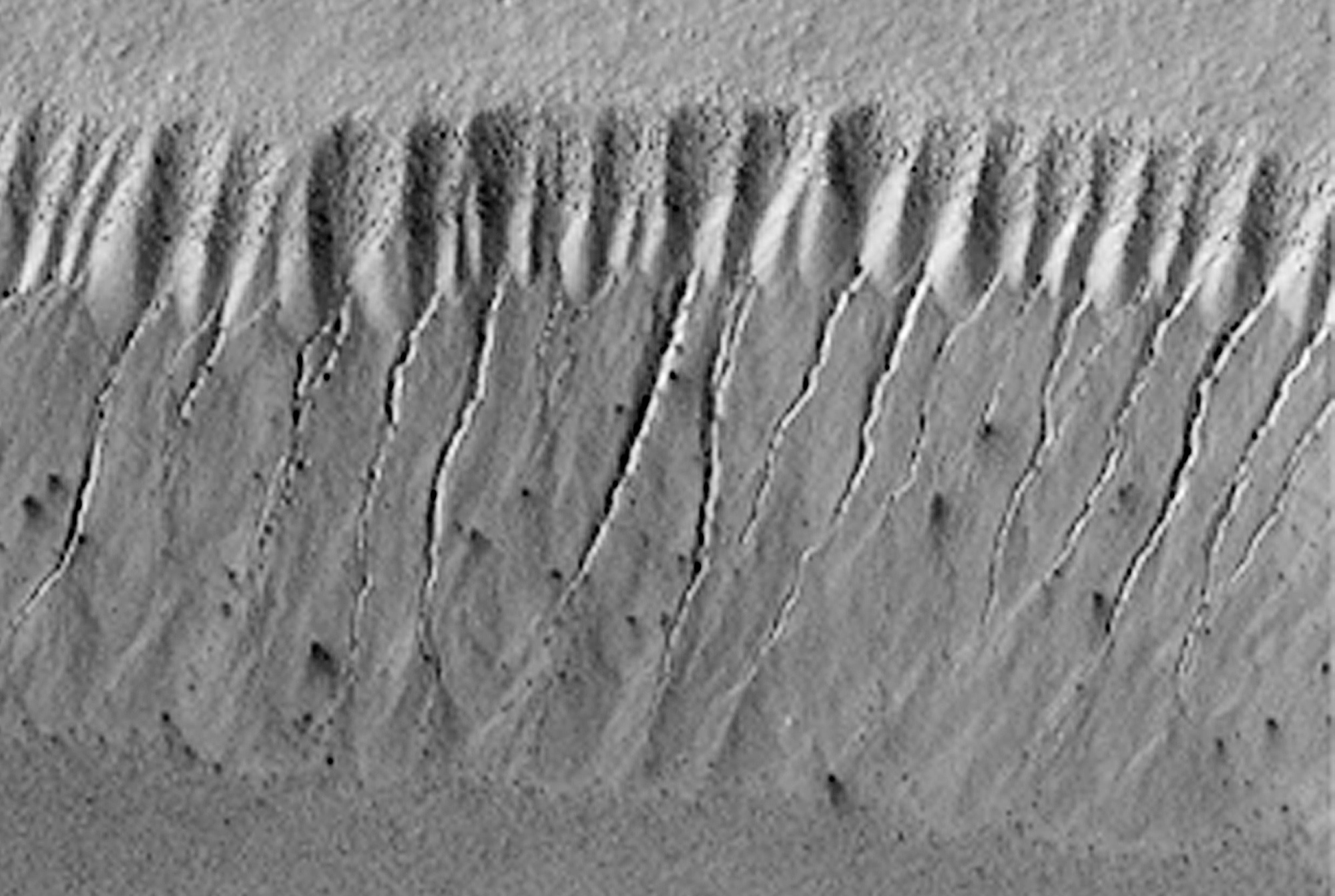 NASA meddelar 5 augusti 2011 att man har bildbevis på att det finns flytande vatten på Mars under varma säsonger. NASA meddelar 5 augusti 2011 att man har bildbevis på att det finns flytande vatten på Mars under varma säsonger.