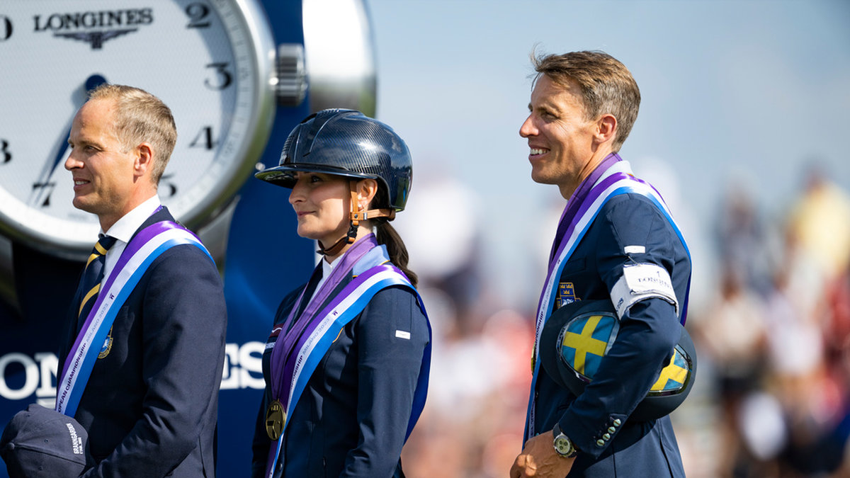 Förbundskapten Henrik Ankarcrona, Wilma Hellström och Henrik von Eckermann på prispallen med EM-guldmedaljerna.