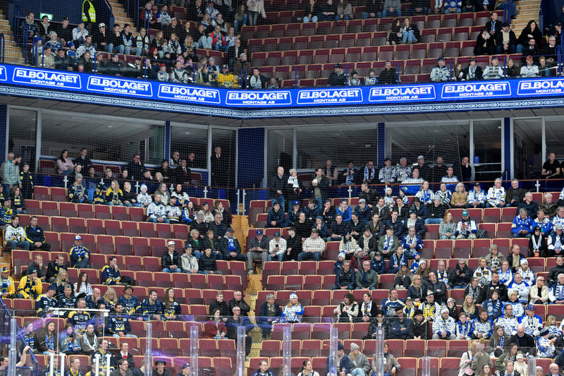 Flera tomma platser i arenan under Leksands ödesmatch.