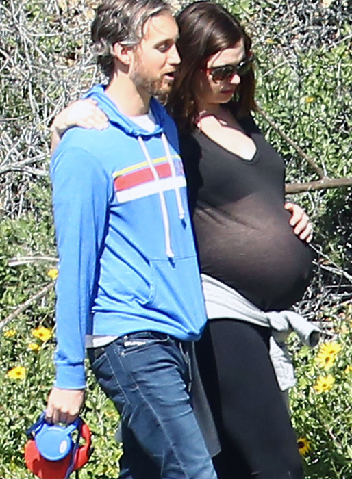 Höggravida Anne Hathaway och maken Adam Shulman i Beverly Hills. Höggravida Anne Hathaway och maken Adam Shulman i Beverly Hills.