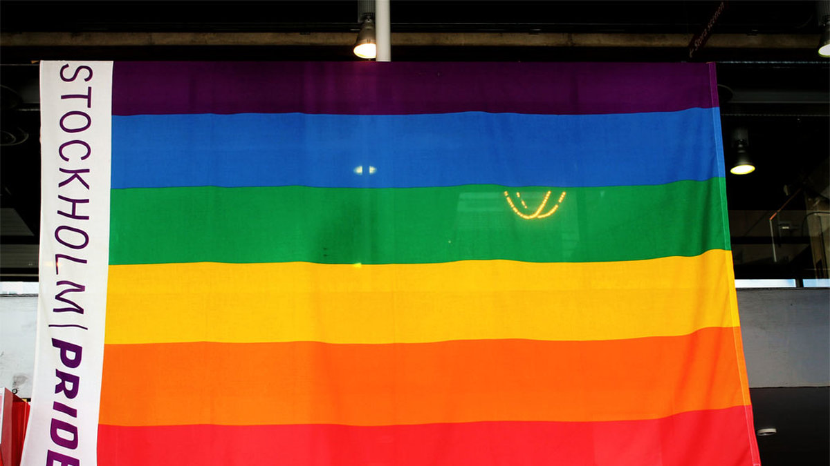 Den klassiska regnbågsflaggan symboliserar Stockholm Pride.