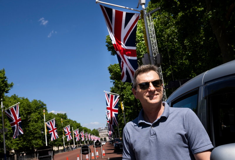 Enligt Michael Harvey, som jobbar som taxichaufför i London, är den brittiska drottningen enormt populär: 'Till och med republikanerna gillar henne motvilligt', säger han till TT.