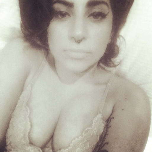 Lady Gaga gör sin bästa Amy Winehouse-imitation. Lady Gaga gör sin bästa Amy Winehouse-imitation.