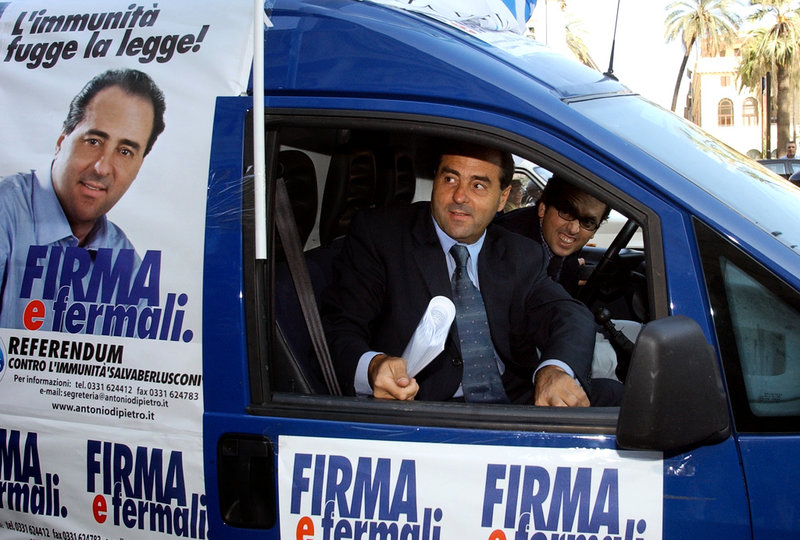 Åklagaren Antonio di Pietros stjärna steg med 'Mani pulites' framgångar. När Silvio Berlusconi blev premiärminister och började baktala honom startade di Pietro en egen politisk karriär – med främsta mål att häva Berlusconis immunitet. Arkivbild.