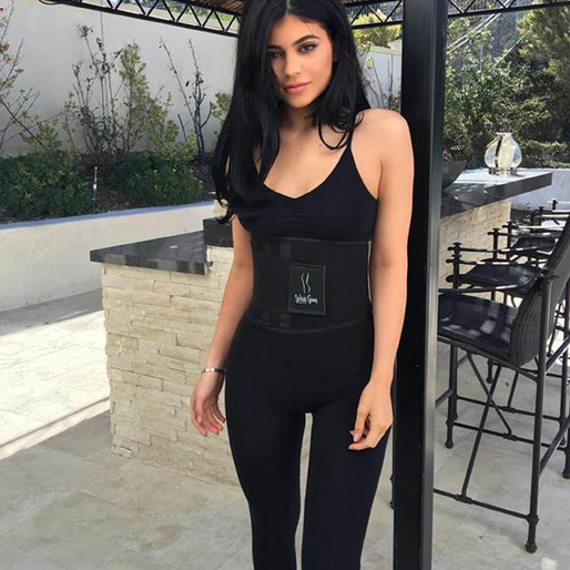 Kylie Jenner i sin midjetränare. Kylie Jenner i sin midjetränare.