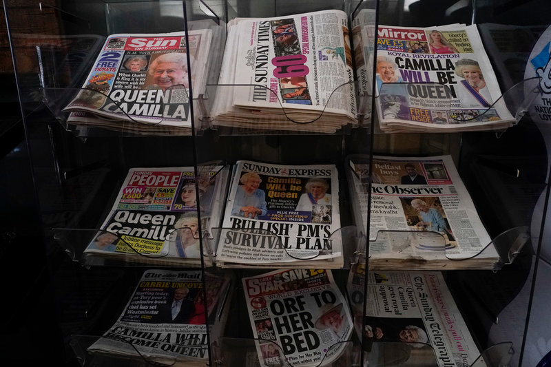 De brittiska tidningarna hyllade sin drottning på söndagen.