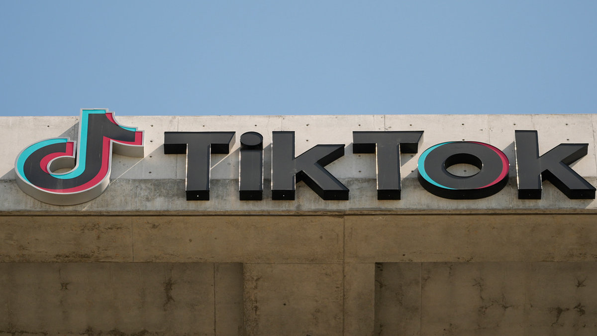 En Tiktok-skylt på företagets byggnad i Culver City i USA. Arkivbild.