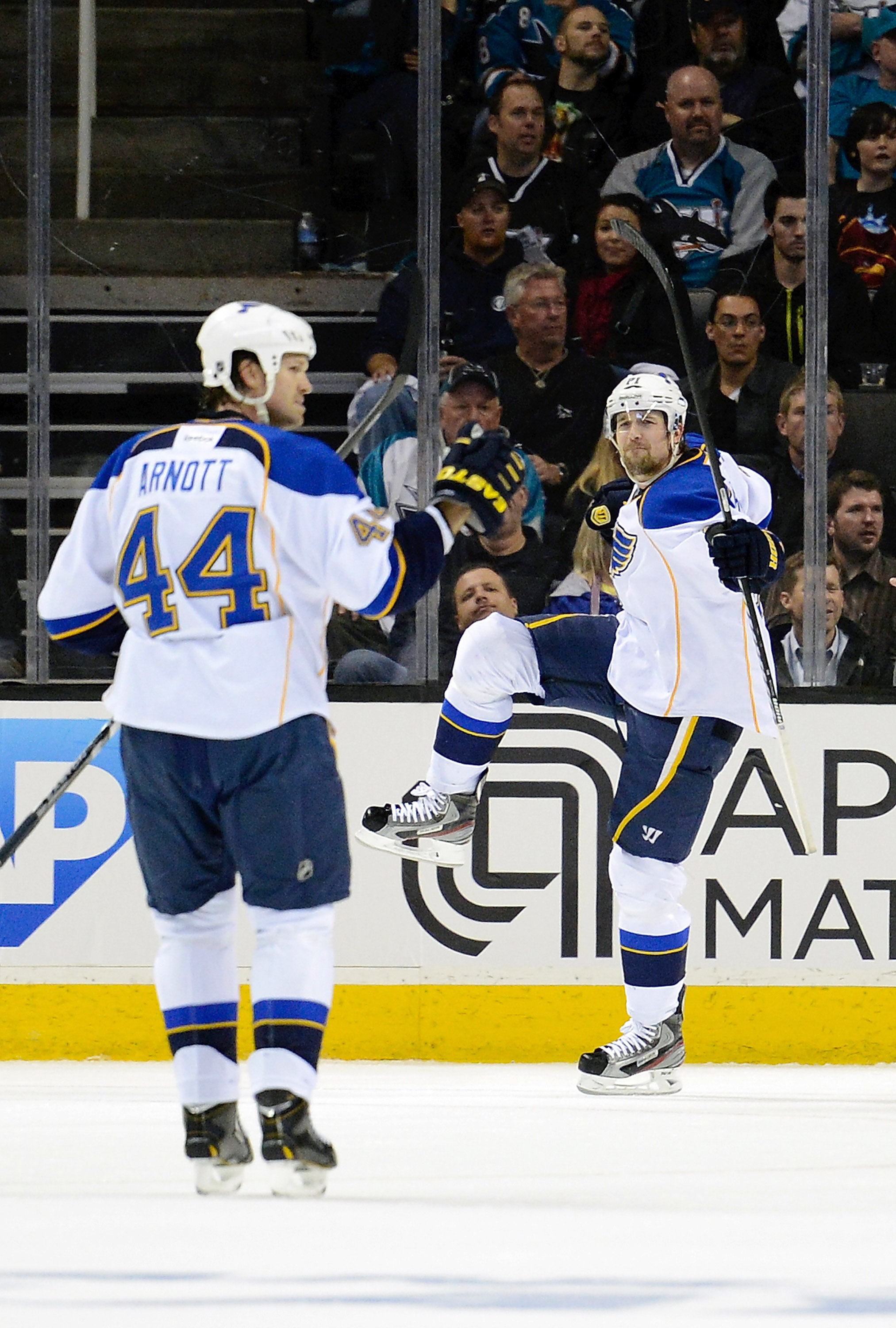 Patrik Berglunds Blues tog kommandot i matchserien mot San Jose Sharks. Patrik Berglunds Blues tog kommandot i matchserien mot San Jose Sharks.