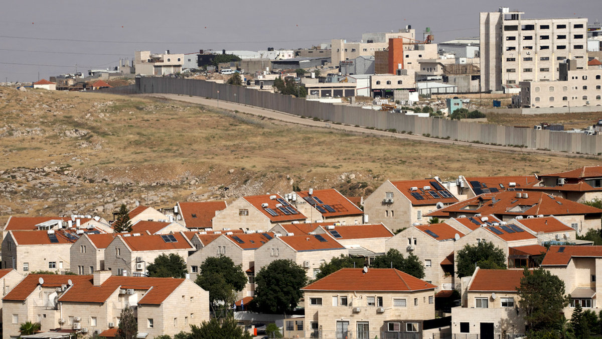 Bosättningen Pisgat Ze'ev i östra Jerusalem nära den barriär Israel byggt mot Västbanken.