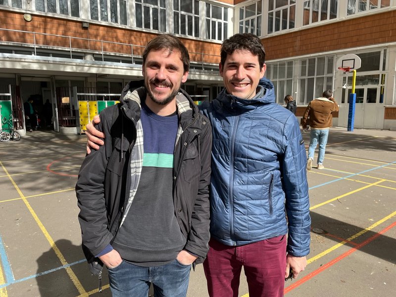 På en högstadieskola i Paris beklagar Joan och Florian innehållet i den franska politiska debatten. ”Det pratas bara om invandring och brottslighet”, suckar Joan.