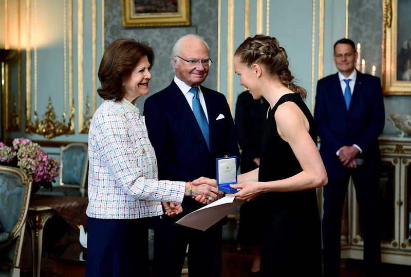 Drottning Silvia och kung Carl Gustaf delar ut konungens medalj för förtjänster inom svensk idrott till Tove Alexandersson på Stockholms slott.