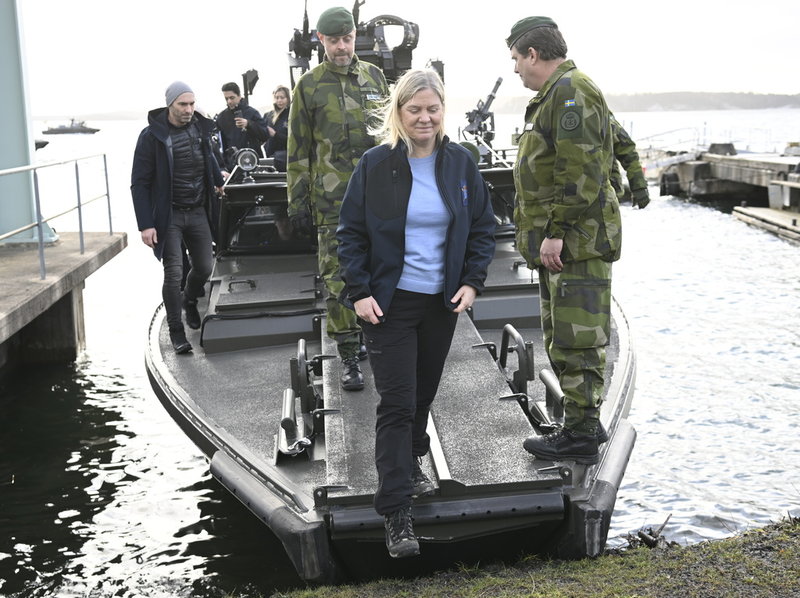 Statsminister Magdalena Andersson (S) kliver av stridsbåt 90 under ett besök på Berga Örlogsbas i Haninge på onsdagen.