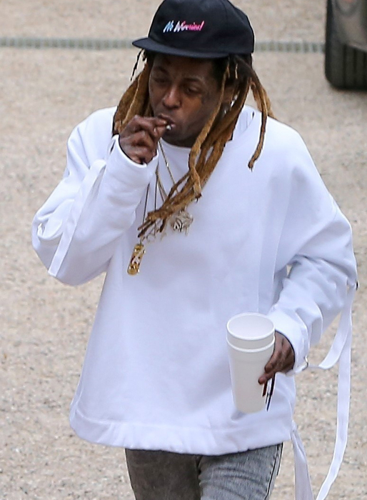 Lil Wayne röker en fet joint i Calabasas. Lil Wayne röker en fet joint i Calabasas.