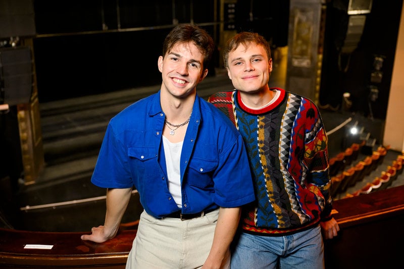 Martin Stokke Mathiesen spelar Benjamin och Valdemar Wahlbeck (Per Gessle i "Sommartider") Rasmus. 