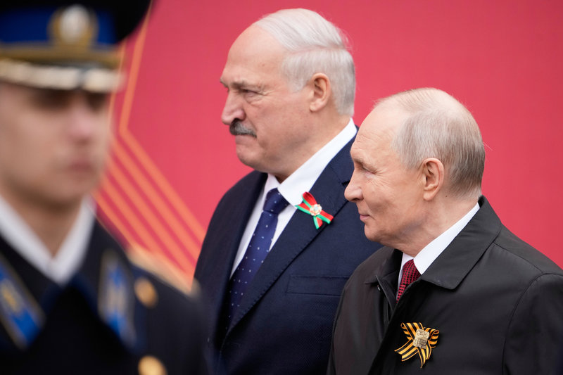 Belarus president Aleksandr Lukasjenko och Rysslands president Vladimir Putin vid segerdagsparaden i Moskva under helgen som gick.  