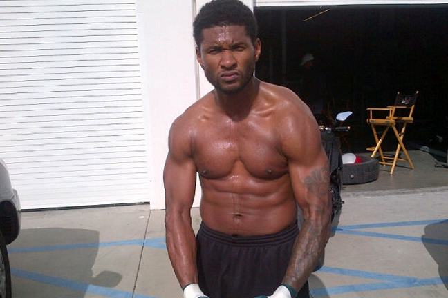 Usher twittrar "Jag måste ha dött och kommit till himlen...", förmodligen väldigt nöjd över sina nypumpade muskler.