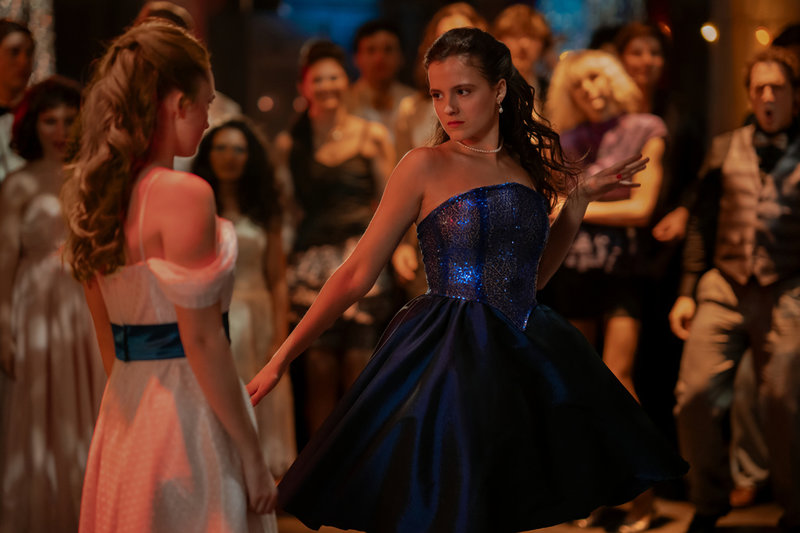 India Fowler och Fina Strazza spelar huvudrollerna i 'Fear Street: Prom queen'. Pressbild.