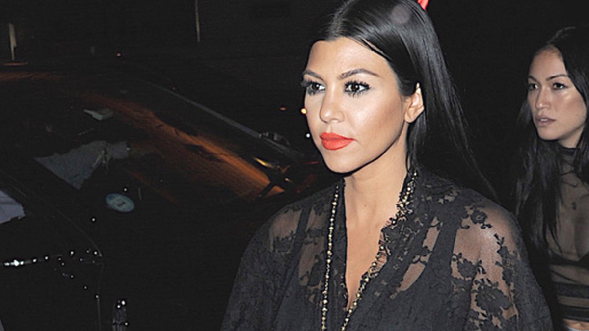 Kourtney Kardashian klädd i spets för en middag i New York.