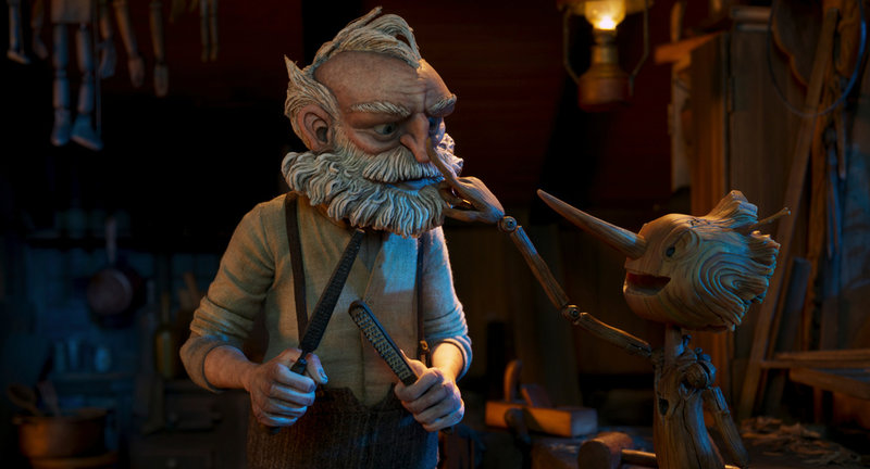Träsnidaren Gepetto, vars röst görs av David Bradley, och Pinocchio, som Gregory Mann gett röst till, i en scen från 'Guillermo del Toros Pinocchio'.