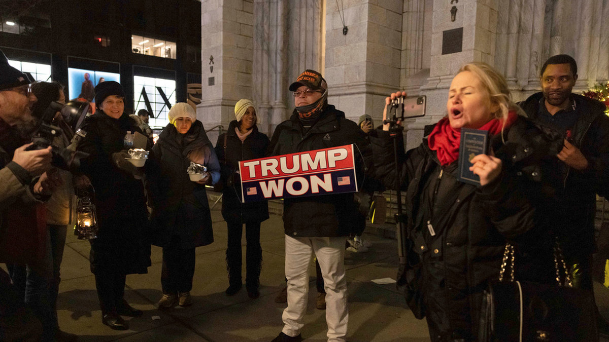 Anhängare till tidigare president Donald Trump och medlemmar av den högerextrema gruppen Proud boys demonstrerar på årsdagen av attacken mot Kapitolium.