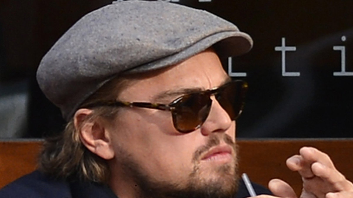 Leonardo DiCaprio njuter av sin lunch.