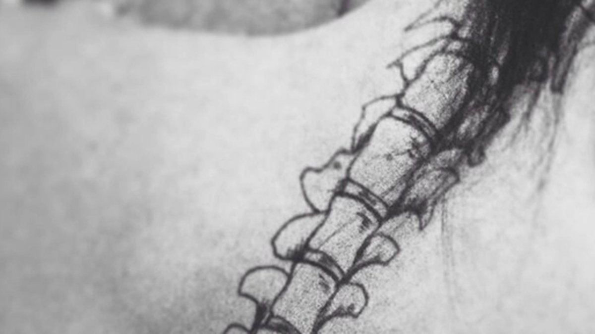 Kendall Jenner visar sin nya tatuering. Snygg – eller äcklig? 