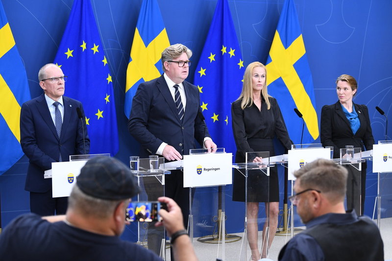 Justitieminister Gunnar Strömmer (M) presenterar nya åtgärder mot kriminaliteten under en pressträff tillsammans med Ingemar Kihlström (KD) kriminalpolitisk talesperson, Katja Nyberg (SD), ledamot i justitieutskottet, Lina Nordquist (L), gruppledare .