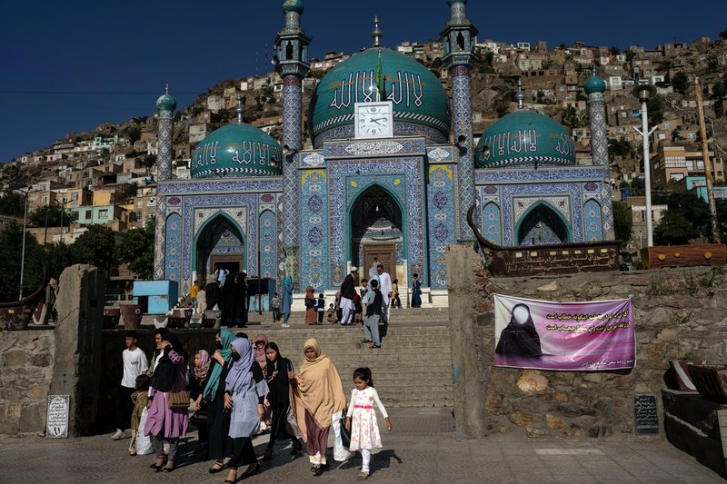 Besökare vid moskén Sakhi Shah-e Mardan i Kabul i juni 2023.