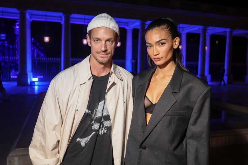 Joel Kinnaman tillsammans med hustrun Kelly Gale på Isabel Marants modevisning i Paris 2023. 
