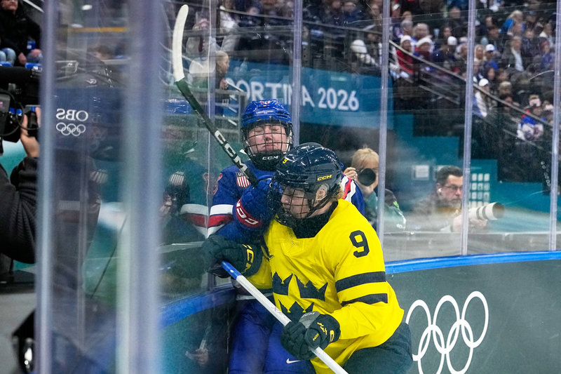 Sveriges back Jessica Adolfsson sätter in en tackling på en annan amerikanska – Grace Zumwinkle – under OS-semifinalen.
