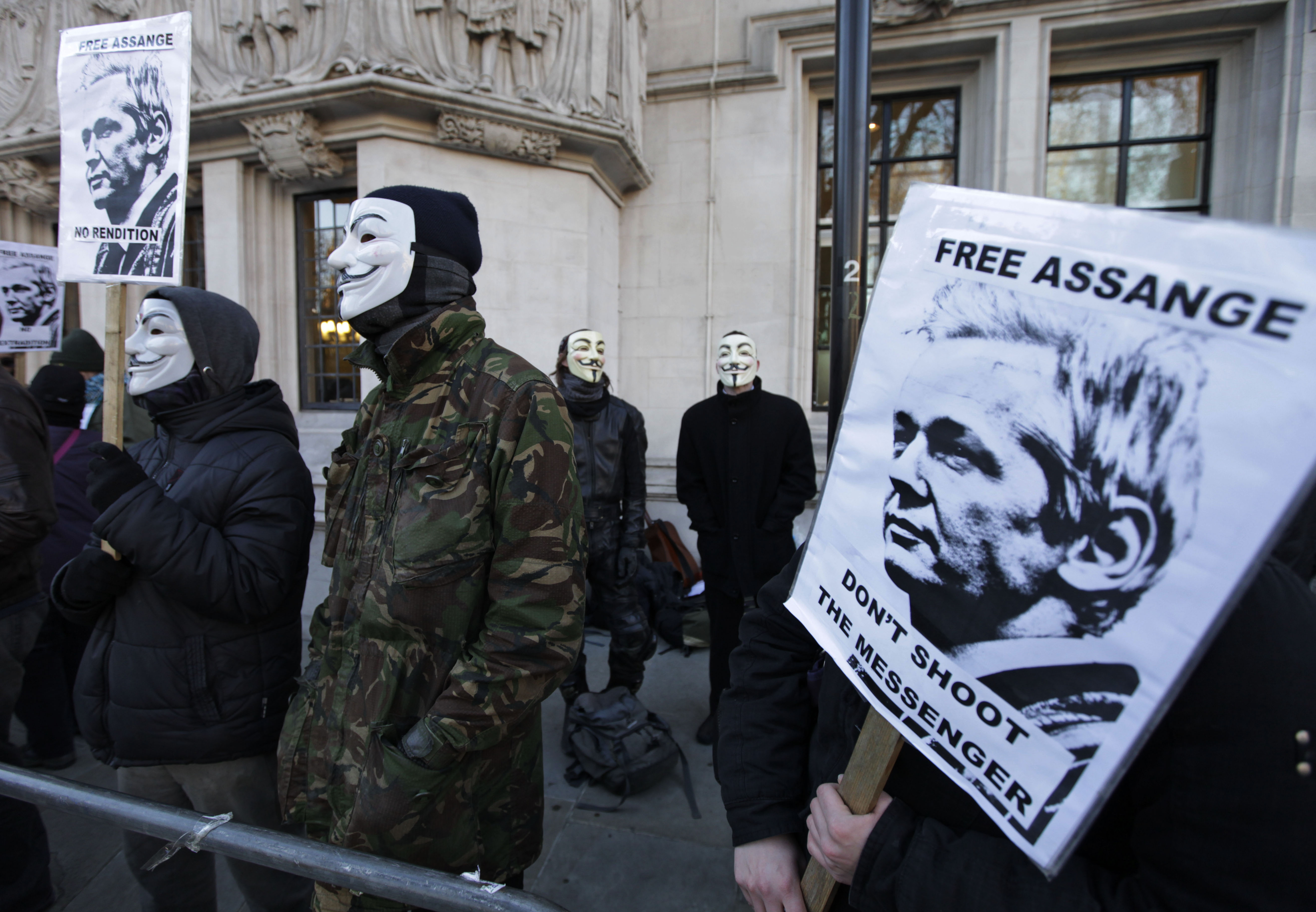 Julian Assange och flera av hans anhängare menar att anklagelserna har en politisk grund och är en del av en sammansvärjning.