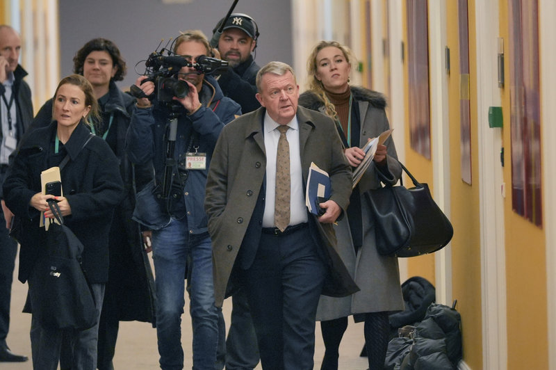 Danmarks utrikesminister Lars Løkke Rasmussen på väg in till krismötet på tisdagskvällen.