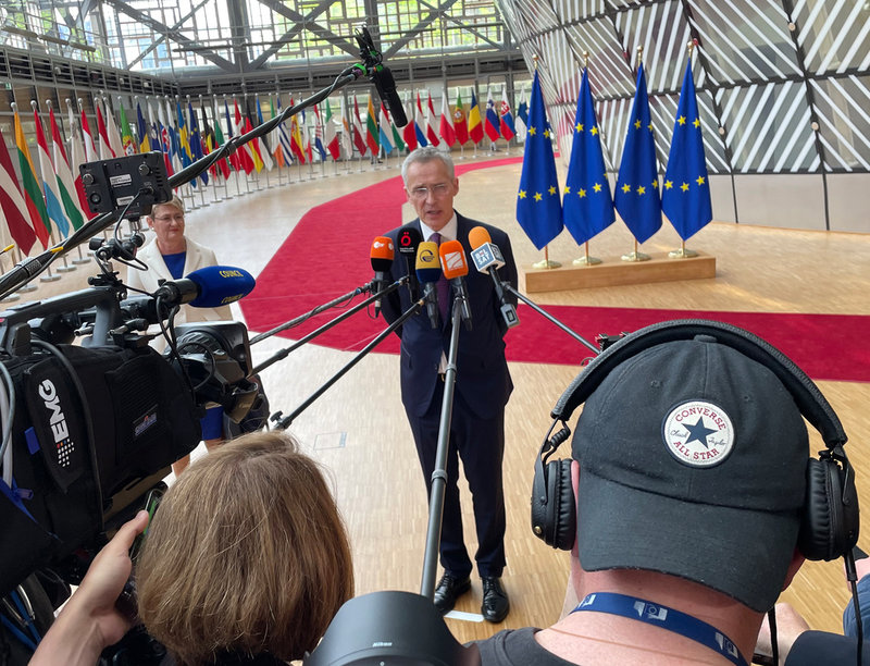 Natos generalsekreterare Jens Stoltenberg på väg in till tisdagens EU-möte i Bryssel.