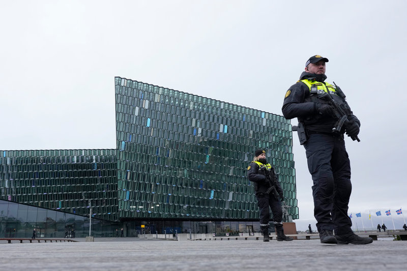 Säkerhetspådrag runt mötesanläggningen Harpa i centrala Reykjavik.