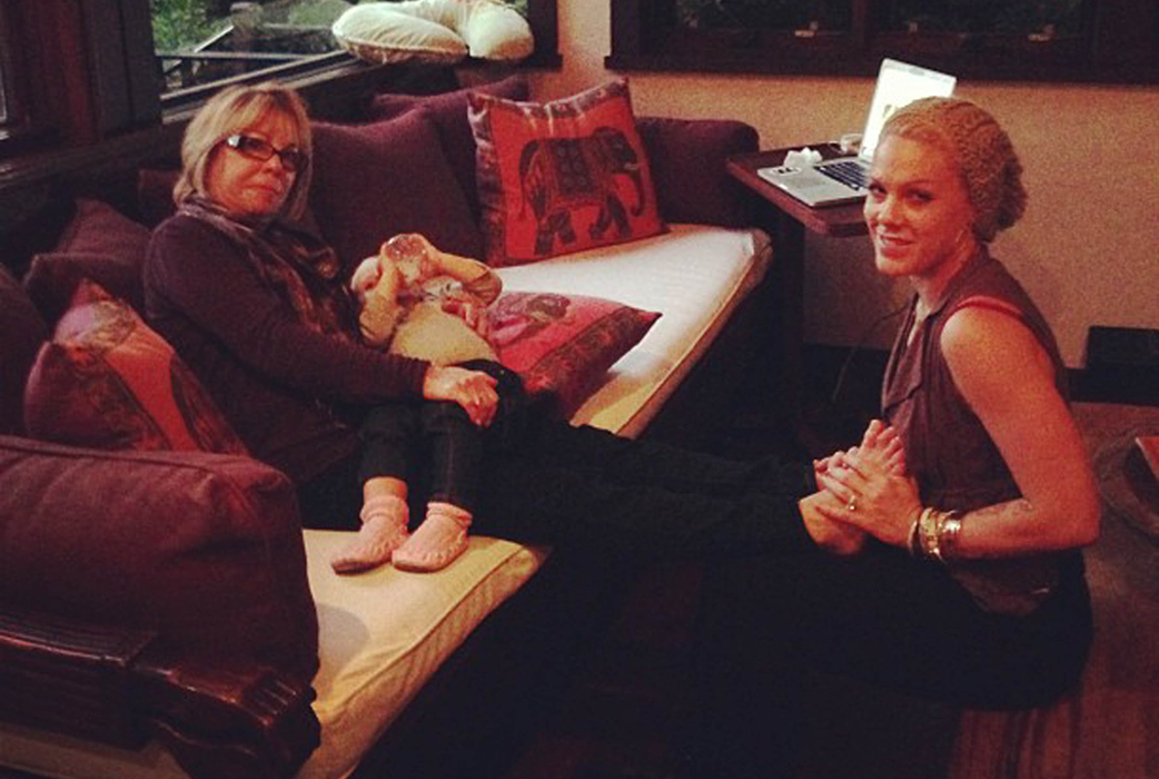 Pink myser med sin familj. Pink myser med sin familj.
