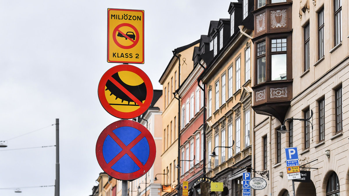Miljözon klass 2 råder i delar av Stockholm. Det ställer krav på äldre personbilar, lätta bussar och lätta lastbilar. Arkivbild.