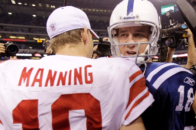 Peyton Manning kramar om sin yngre bror. Båda har vunnit varsin Super Bowl, men mannen vars ansikte ni ser, blev framröstad till den stjätte bäste spelaren som någonsin har spelat amerikansk fotboll. Lillebrodern är en hårt kritiserad quarterback i New Yo