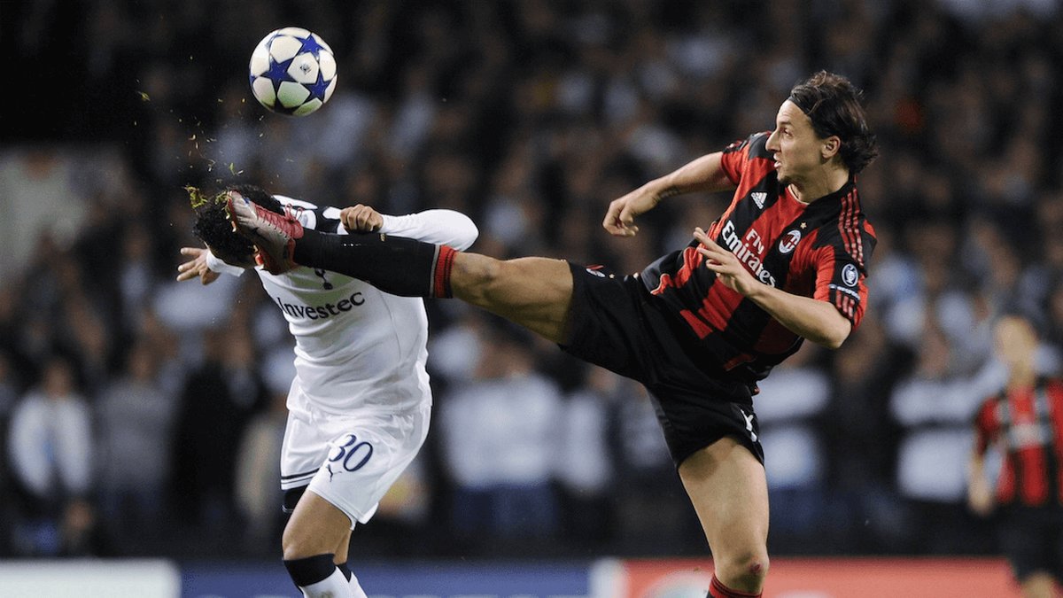 Zlatan med en hög spark mot Tottenhams Sandro. 
