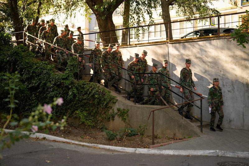 Soldater köar till vallokal i Chisinau i Moldavien.
