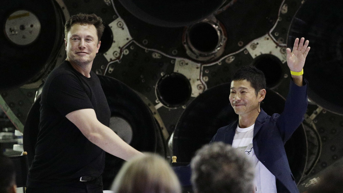 SpaceX grundare Elon Musk skakar hand med Yusaku Maezawa, SpaceX första rymdturist. 
