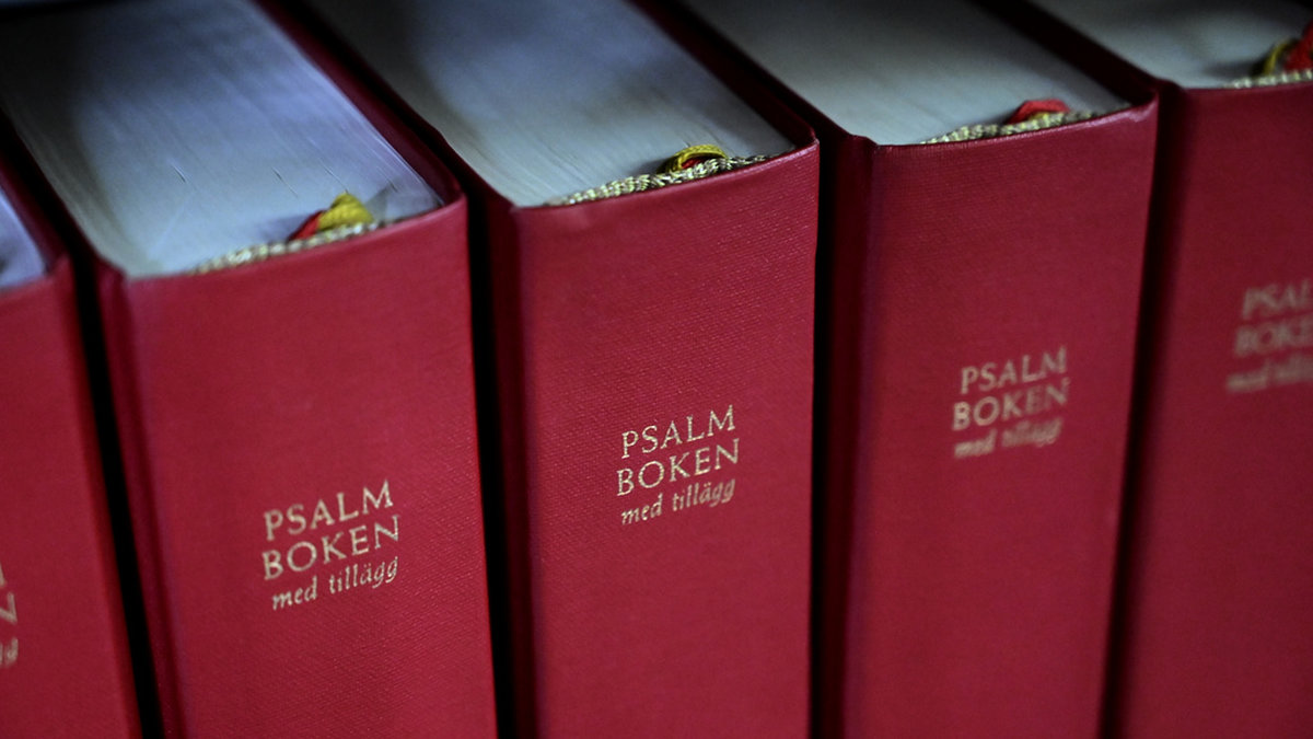 Svenska kyrkan arbetar med att omarbeta och förnya sin psalmbok. Arkivbild.