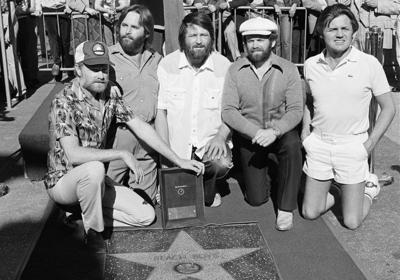 Beach Boys fick en stjärna på Hollywoods "Walk of fame" 1980. Från vänster: Mike Love, Carl Wilson, Brian Wilson, Al Jardine och Bruce Johnston.