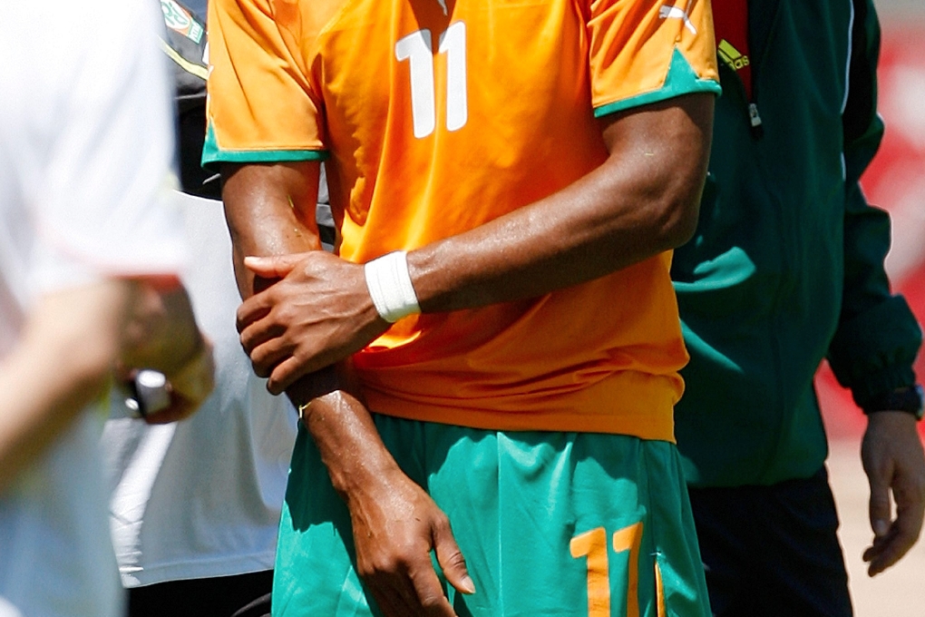 Armbågen kan stoppa Drogba från att spela premiärmatchen mot Portugal på tisdagen.
