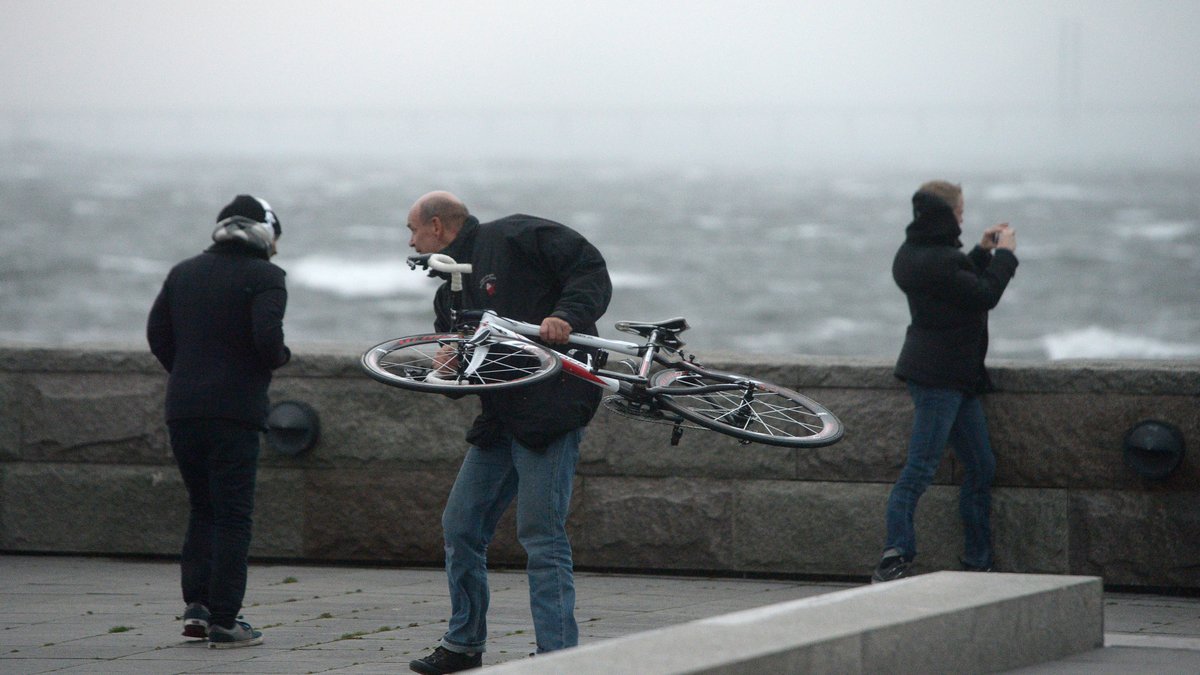 Det gäller att hålla i sin cykel så den inte välts av vindbyarna.
