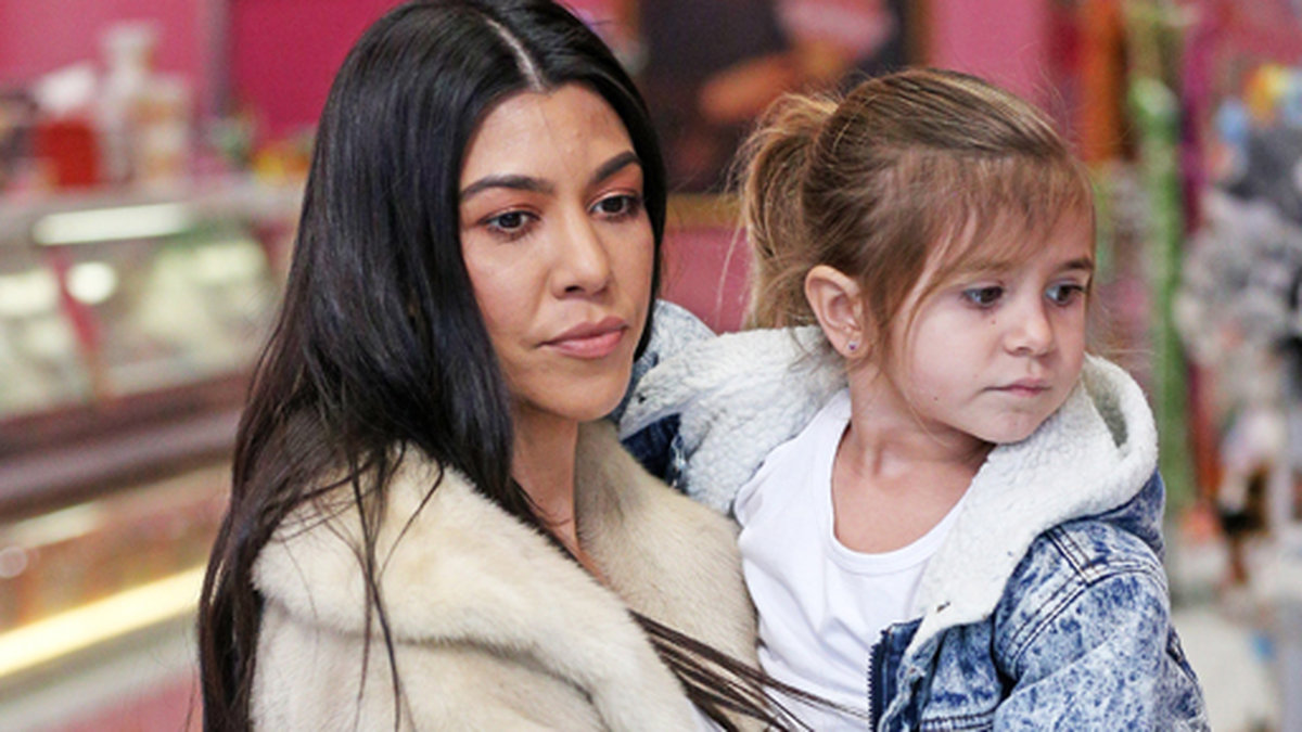 Kourtney Kardashian och dottern Penelope i Calabasas. 