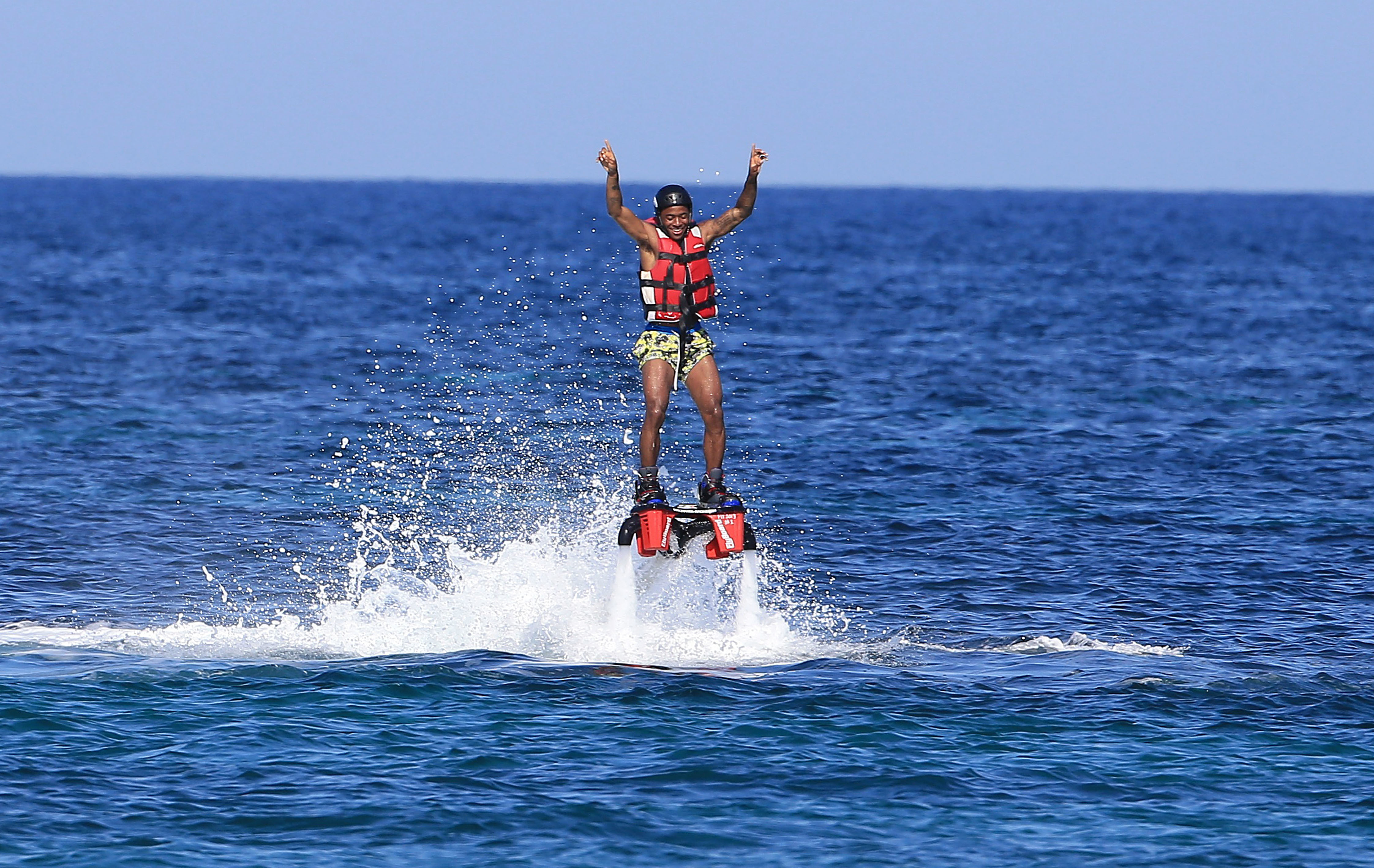 Raheem Sterling kör vatten-jetpacks. Raheem Sterling kör vatten-jetpacks.