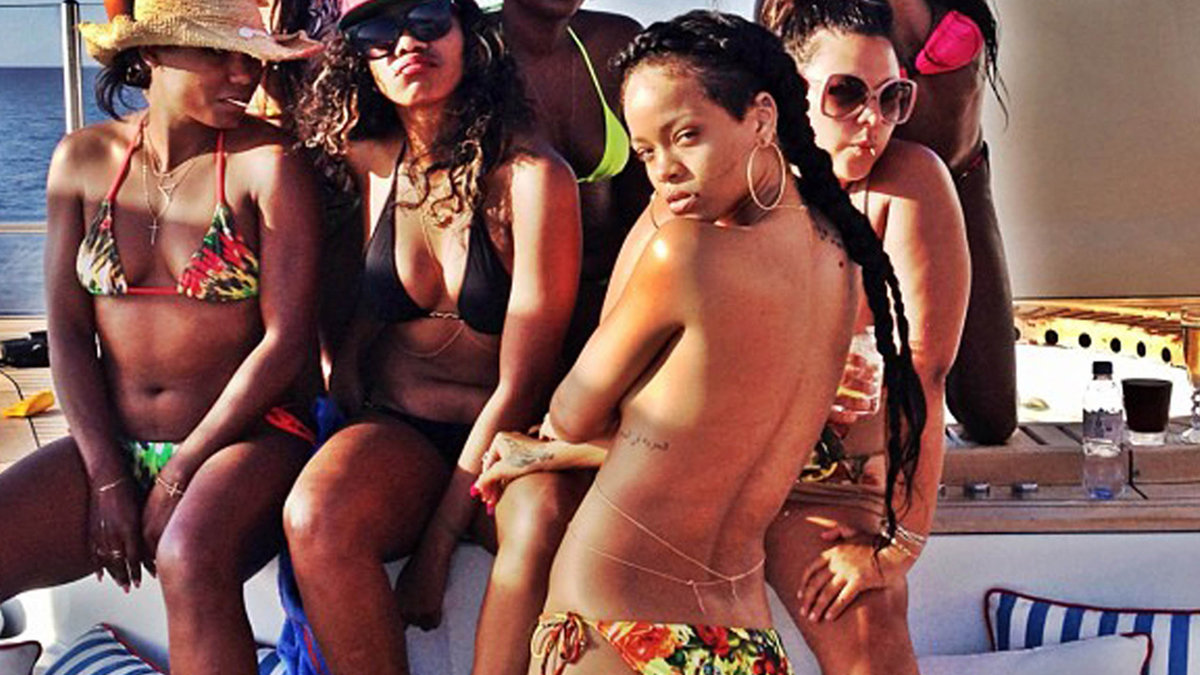 Rihanna – topless med polarna. 
