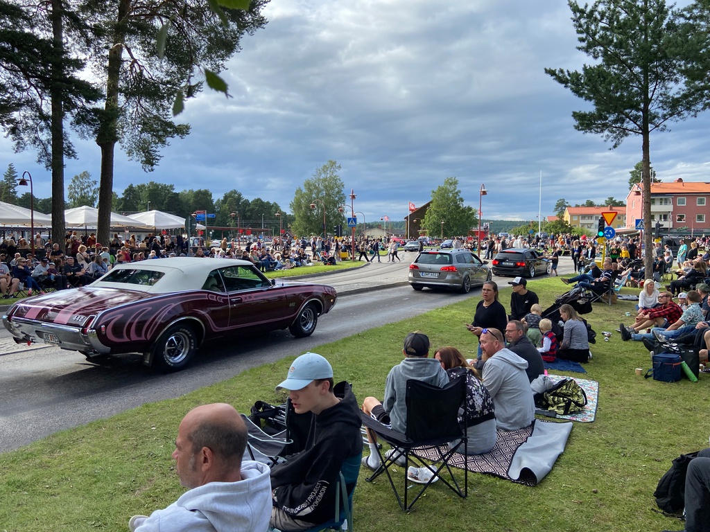 Under bilträffen Classic car week i Rättvik samlas mängder av både åskådare och fordon.