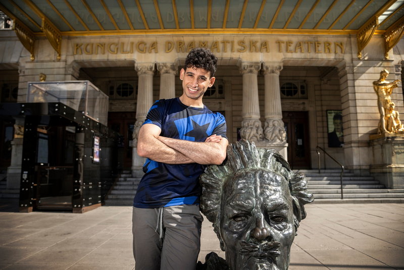 'Parkouren är ett sätt att glömma och att försöka tänka positivt, att försöka vara glad och en positiv person som försöker ta sig över hindren', säger Ahmed Matar som nu gör debut på Dramaten.
