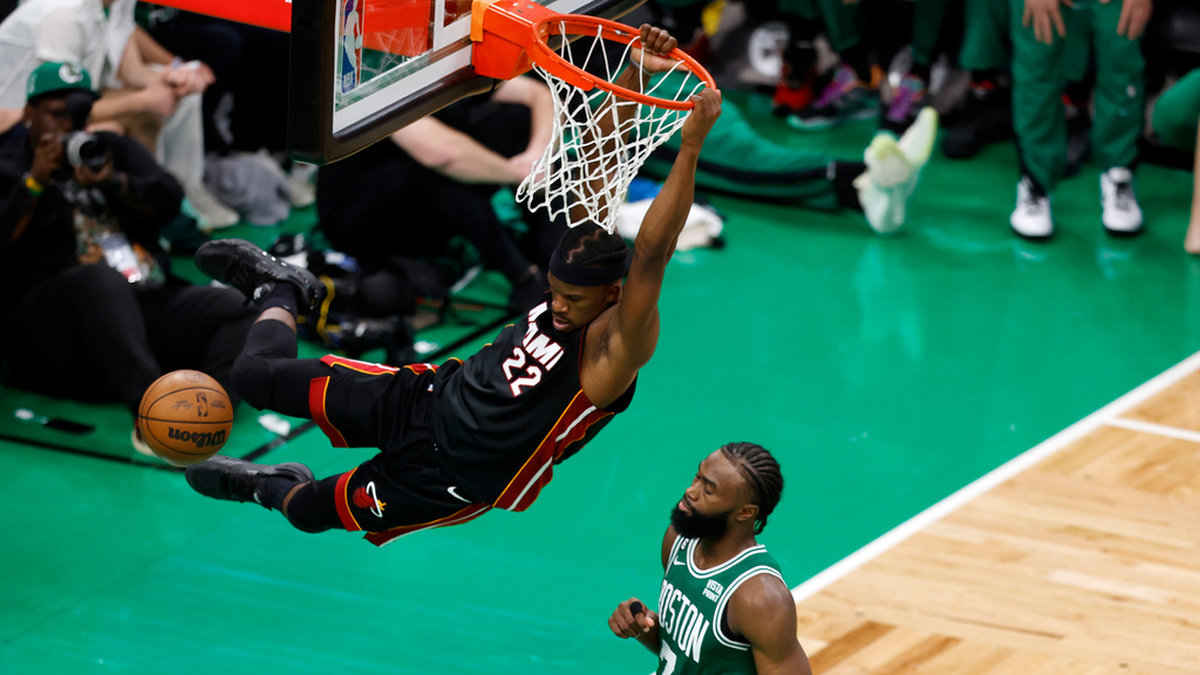 Miami Heats Jimmy Butler dunkar framför Boston Celtics guard Jaylen Brown.